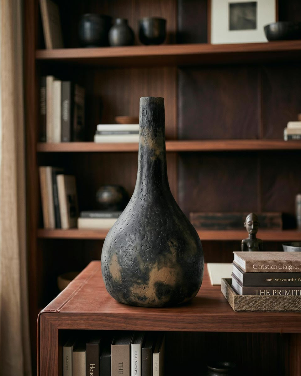 Vaso monumentale ceramica fiammata con silhouette slanciata a bulbo modellato a mano dall'artista Farida