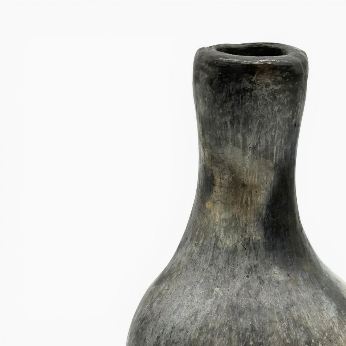 La firma di Hanene sul fondo della ceramica artistica per Vicode.