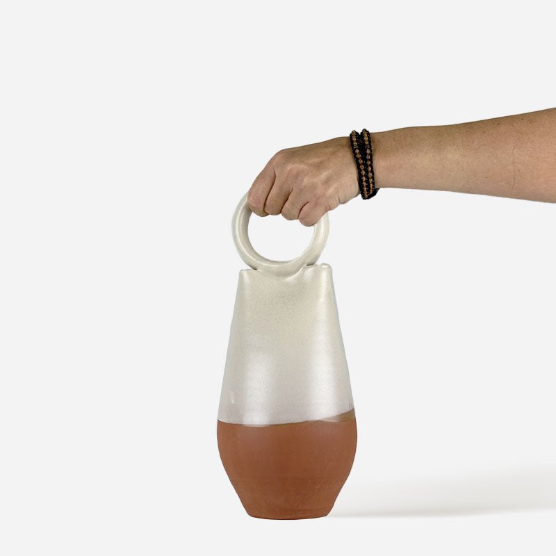 Dettaglio della forma fluida e organica di uno dei vasi in ceramica della coppia.