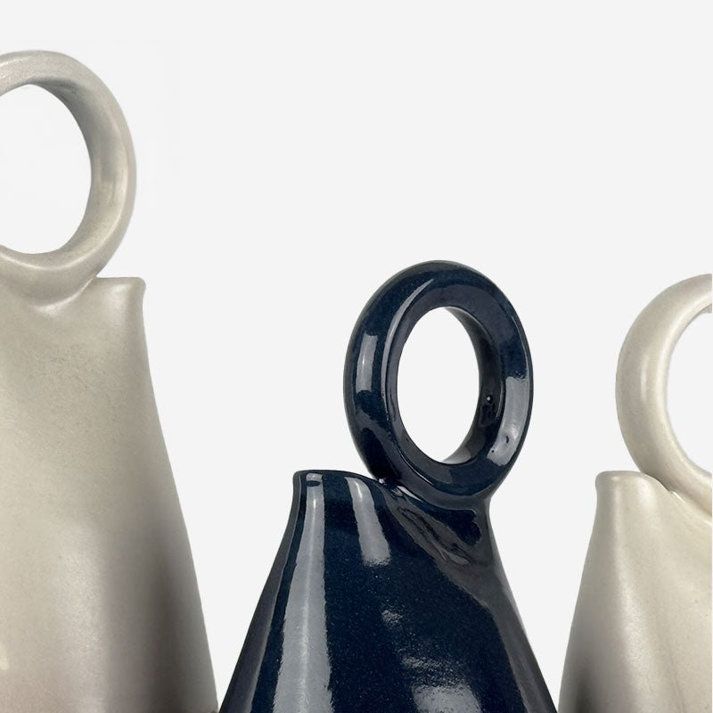 La coppia di vasi in ceramica esposta insieme per creare una composizione armoniosa.