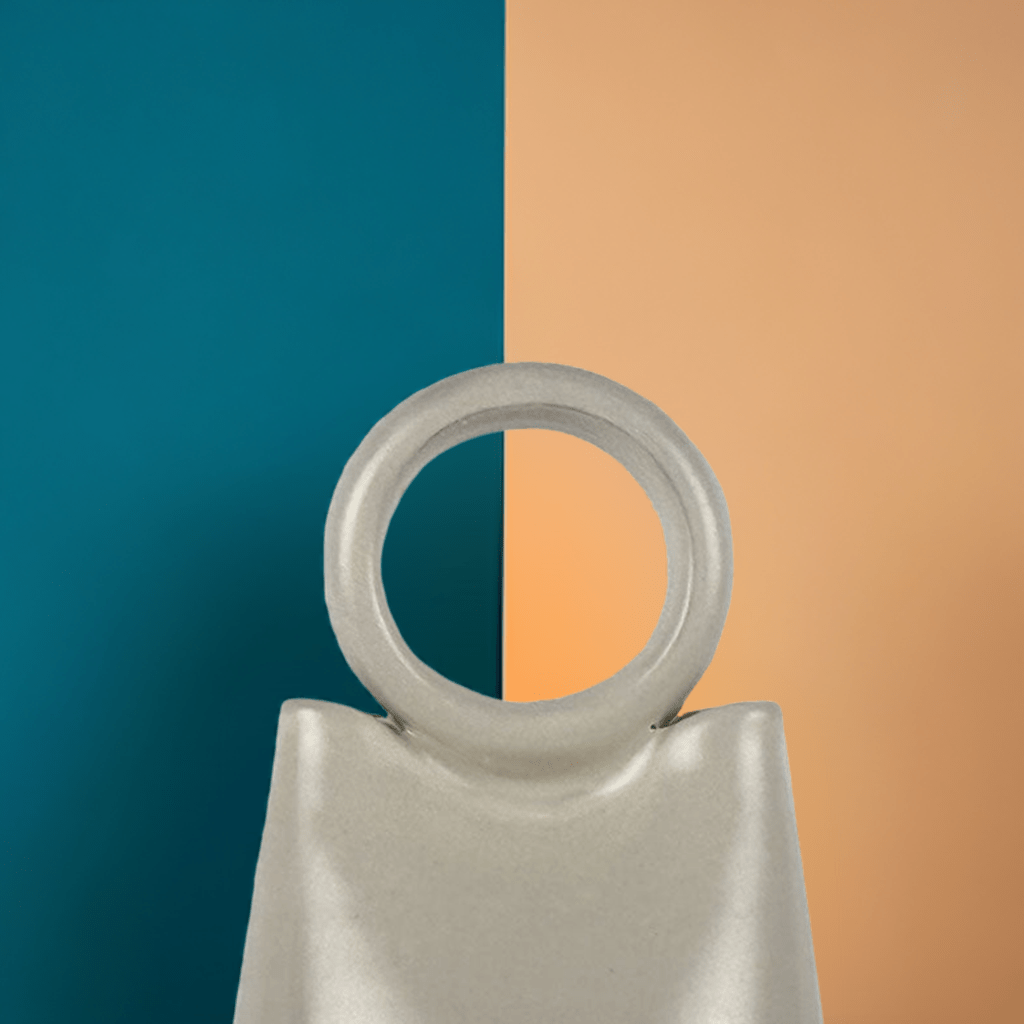 La coppia di vasi in ceramica esposta su una mensola bianca in un salotto minimalista.