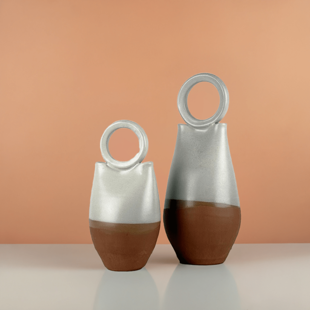 I due vasi Brisa del Mediterráneo su un tavolo in legno grezzo in un ambiente rustico.