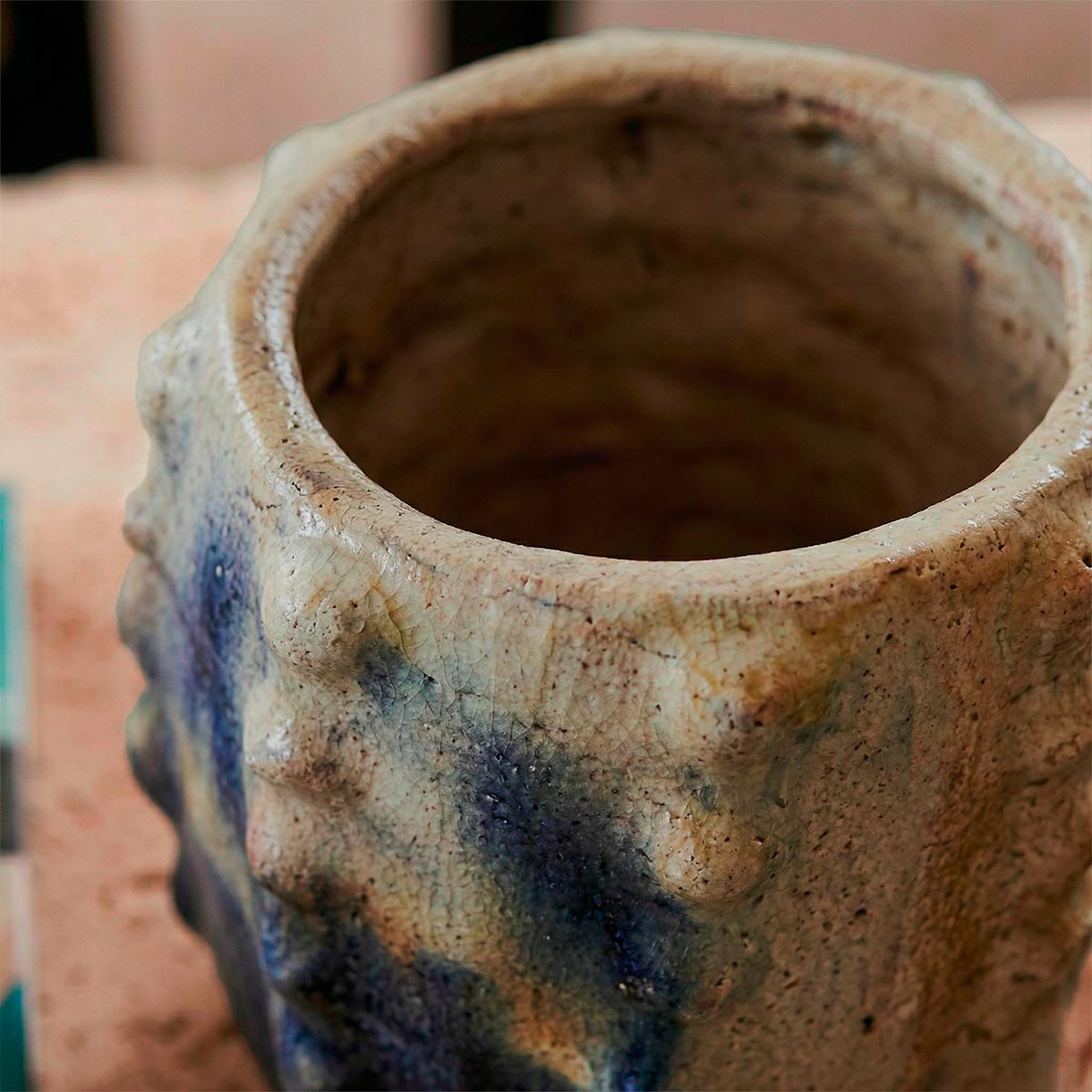 Dettaglio dei rilievi puntiformi modellati a mano sulla superficie del vaso calice.