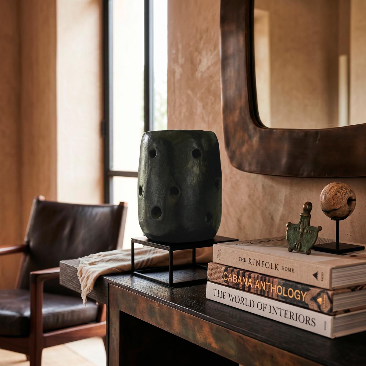 Dettaglio dei fori circolari realizzati a mano sulla superficie in terra cruda del vaso scultoreo.