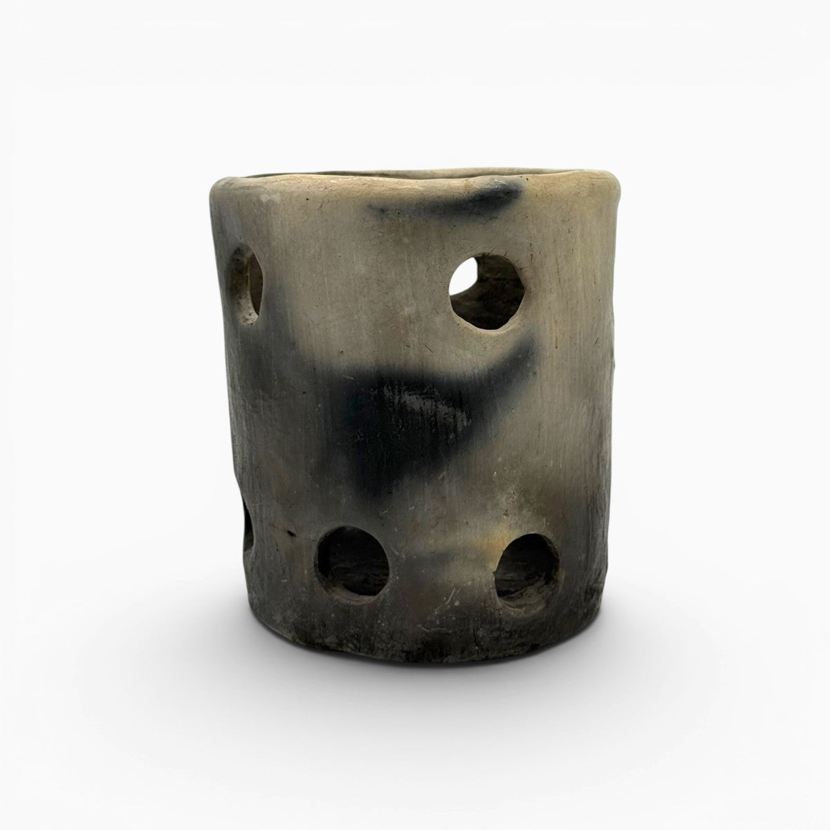 Il vaso traforato di Hanene esposto come accento di design scultoreo all'interno di un living moderno.
