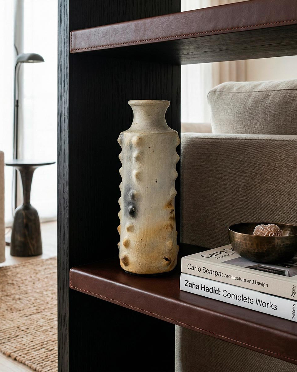 Vaso colonna ceramica Sejnane "Ritmo Arcaico" di Hanene, pezzo unico Malles x Vicode.