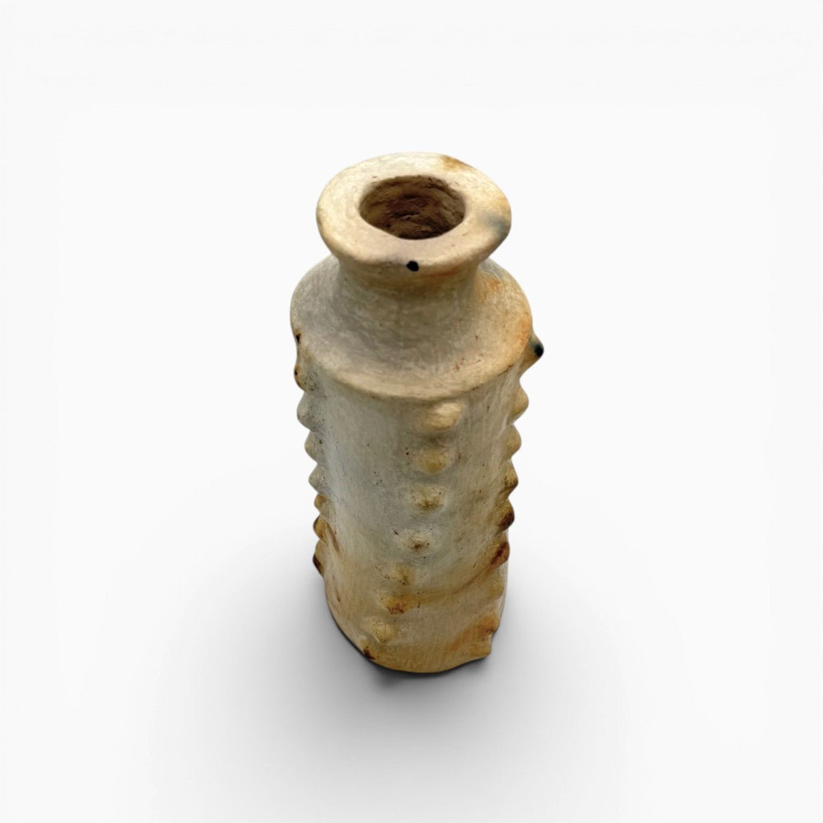 Vaso Hanene (H 35 cm) esposto come scultura architettonica in un interno moderno.