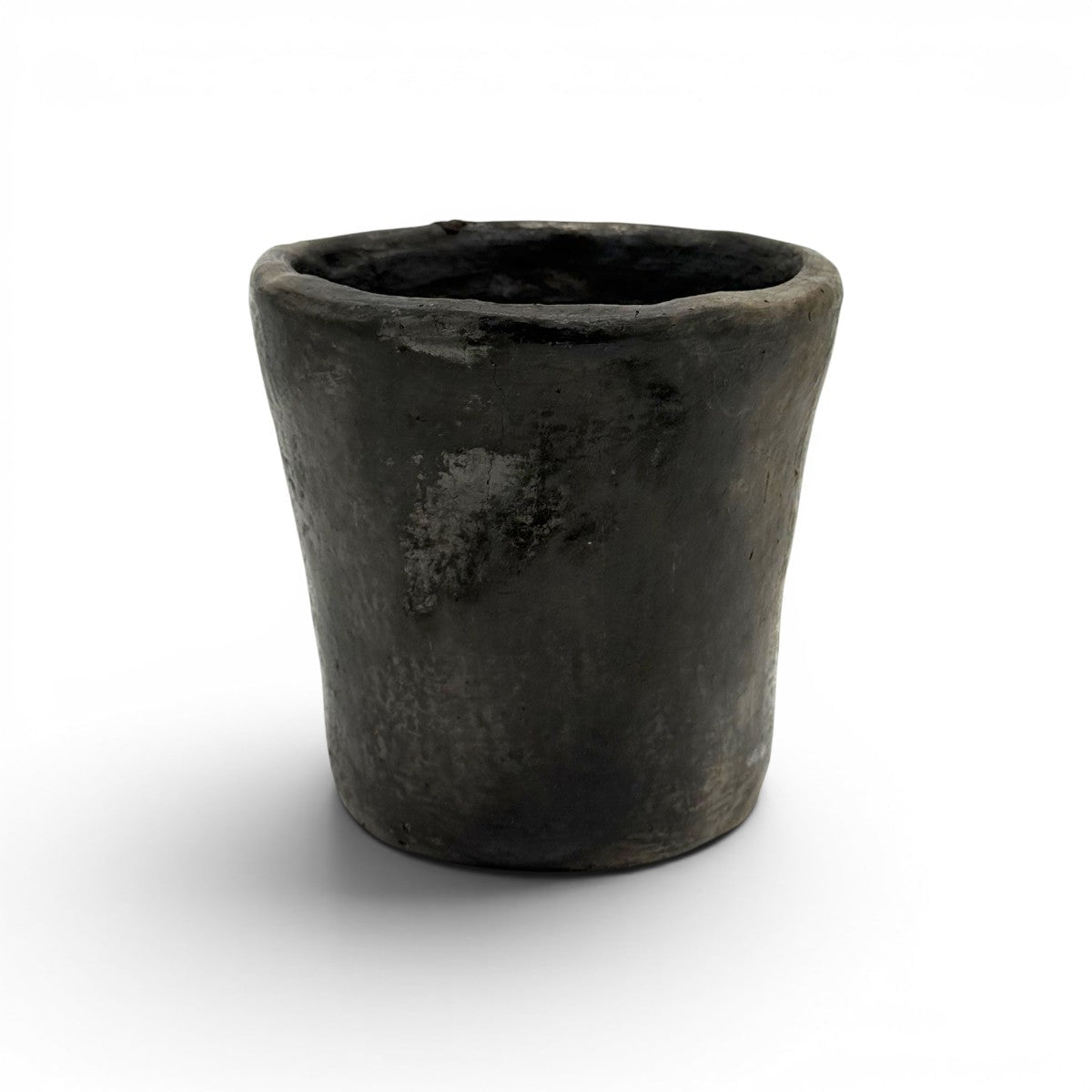 Il vaso conico di Habiba esposto come accento di design d'avanguardia sopra un tavolo in marmo scuro.