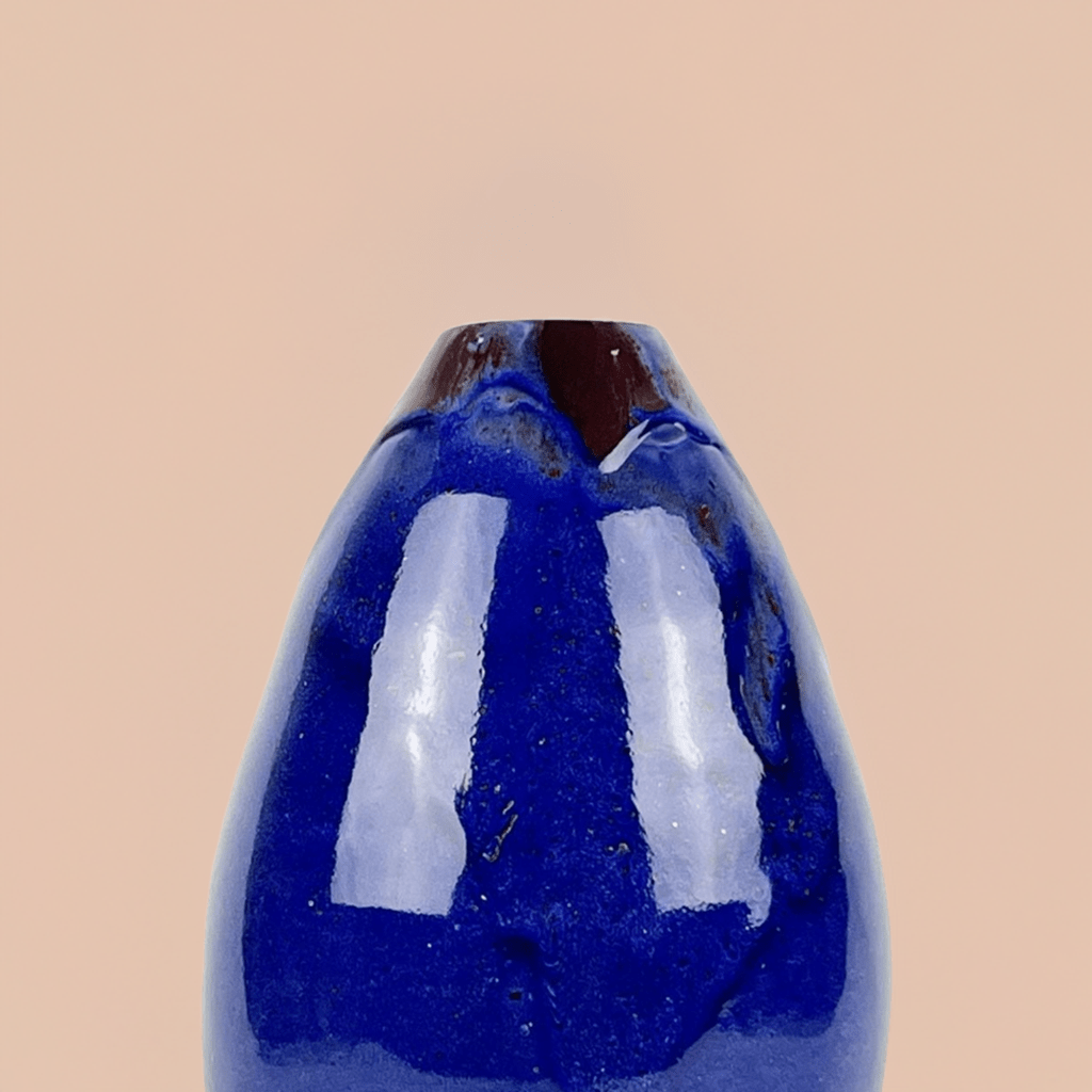 Dettaglio della linea svasata e del bordo superiore del Vaso Conico Blu.