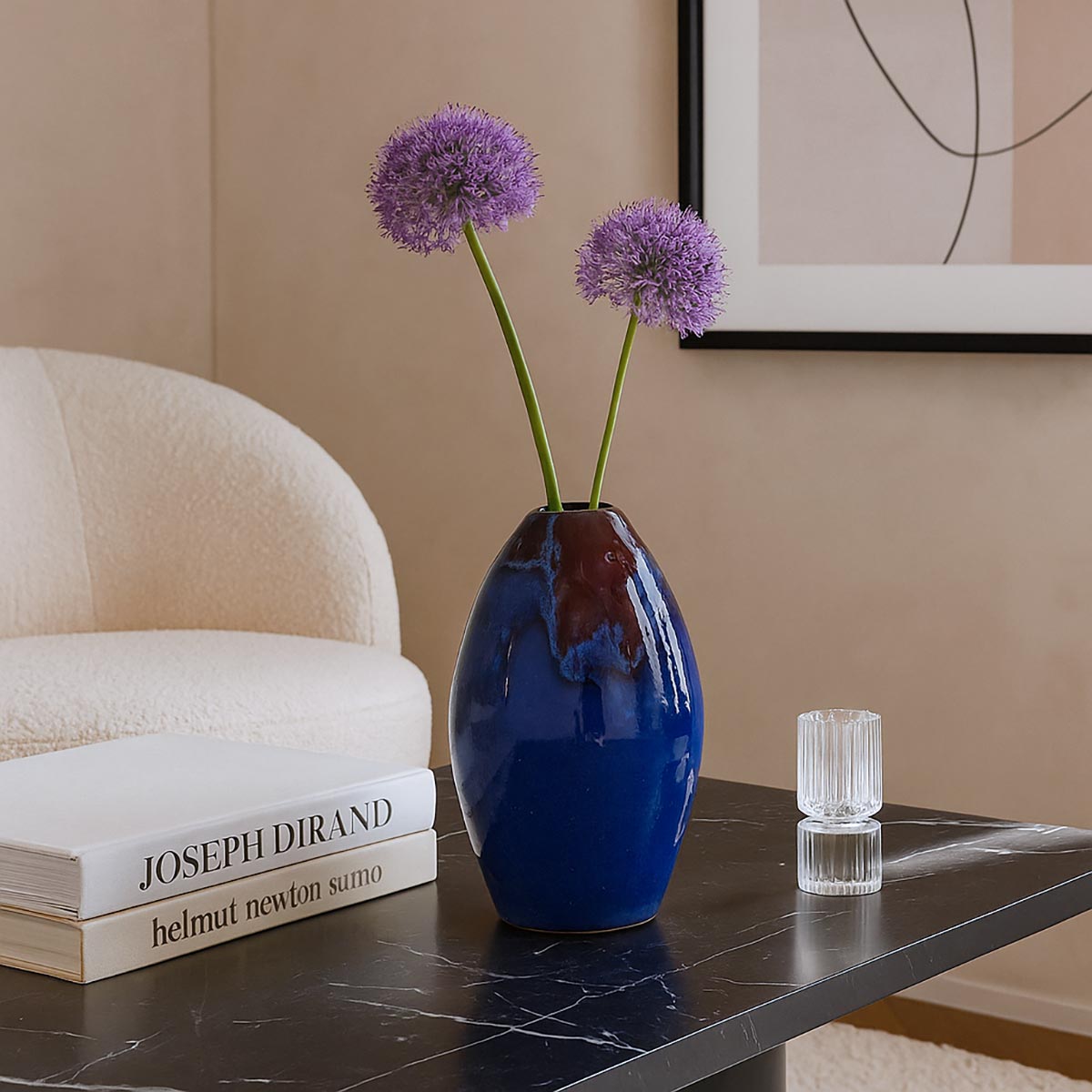 Primo piano della finitura smaltata del Vaso Conico Blu che mostra i riflessi di luce sul colore blu scuro.