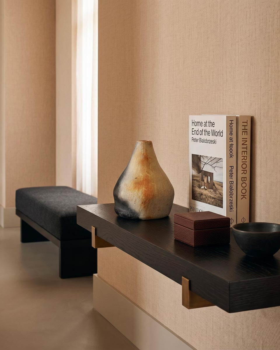 Vaso scultoreo terra bruciata a forma di goccia o cono smussato della collezione Malles x Vicode