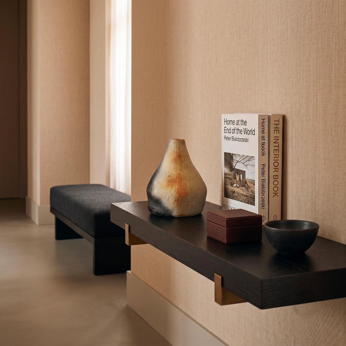 Vaso scultoreo terra bruciata a forma di goccia o cono smussato della collezione Malles x Vicode