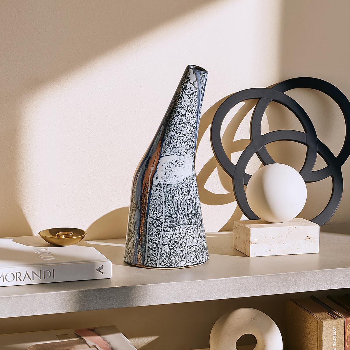 Primo piano dei rilievi materici di colore arancio e blu sulla superficie del Vaso Conico Inchino