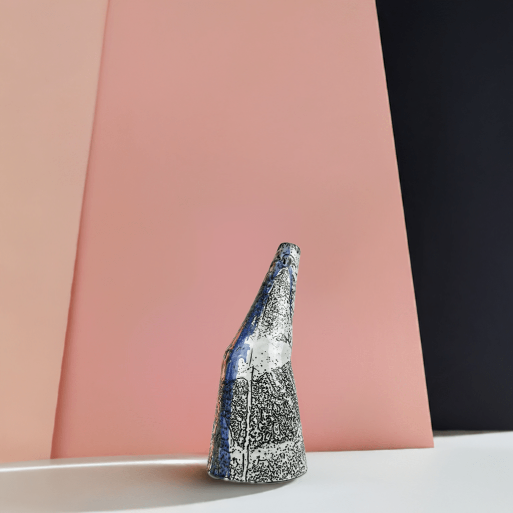 Dettaglio della silhouette inclinata del Vaso Conico Inchino che mostra il suo design dinamico.