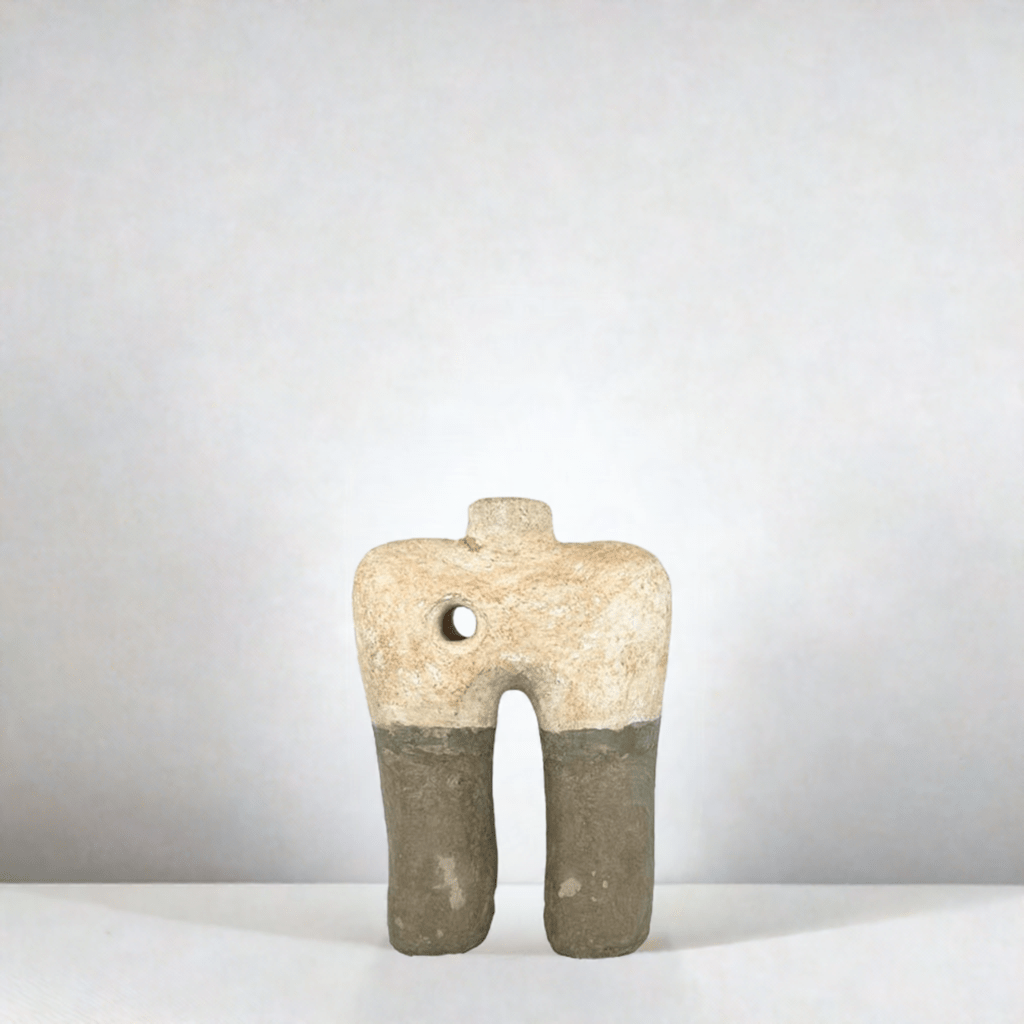 Il Vaso Dromedario Moderno come pezzo d'accento in un salotto con piante esotiche.