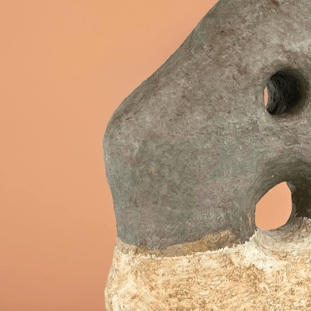 Luce posizionata vicino al Vaso Dualità Marocchina che proietta ombre decorative su una parete.