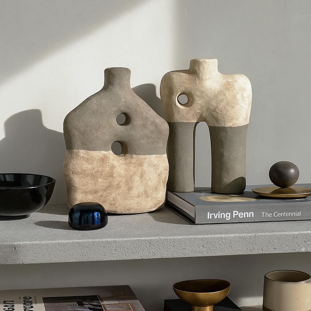 Il Vaso Dualità Marocchina posizionato in un giardino o su un terrazzo come pezzo decorativo.