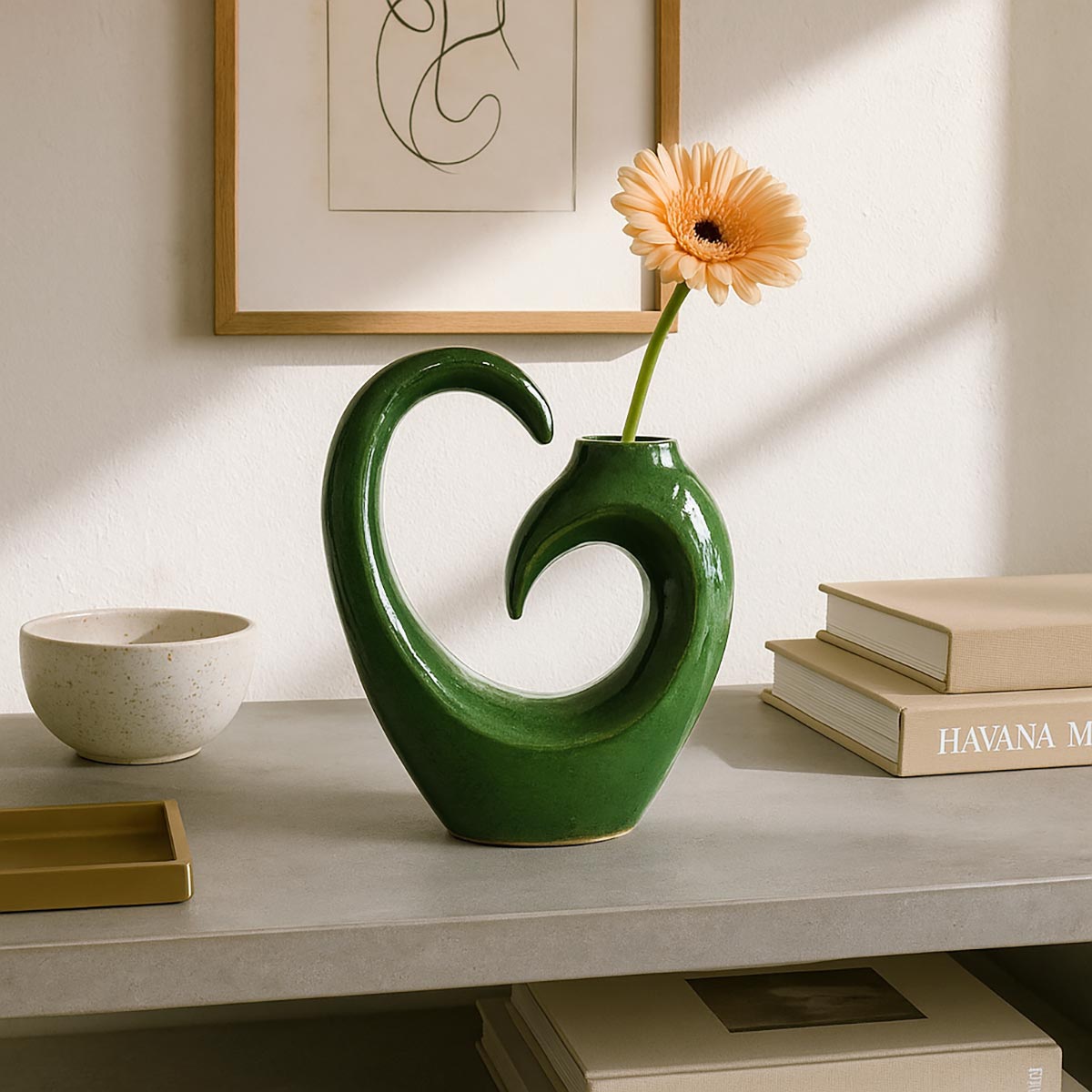 Dettaglio delle curve ascendenti del vaso berbero, che ricordano una fiamma o un germoglio.