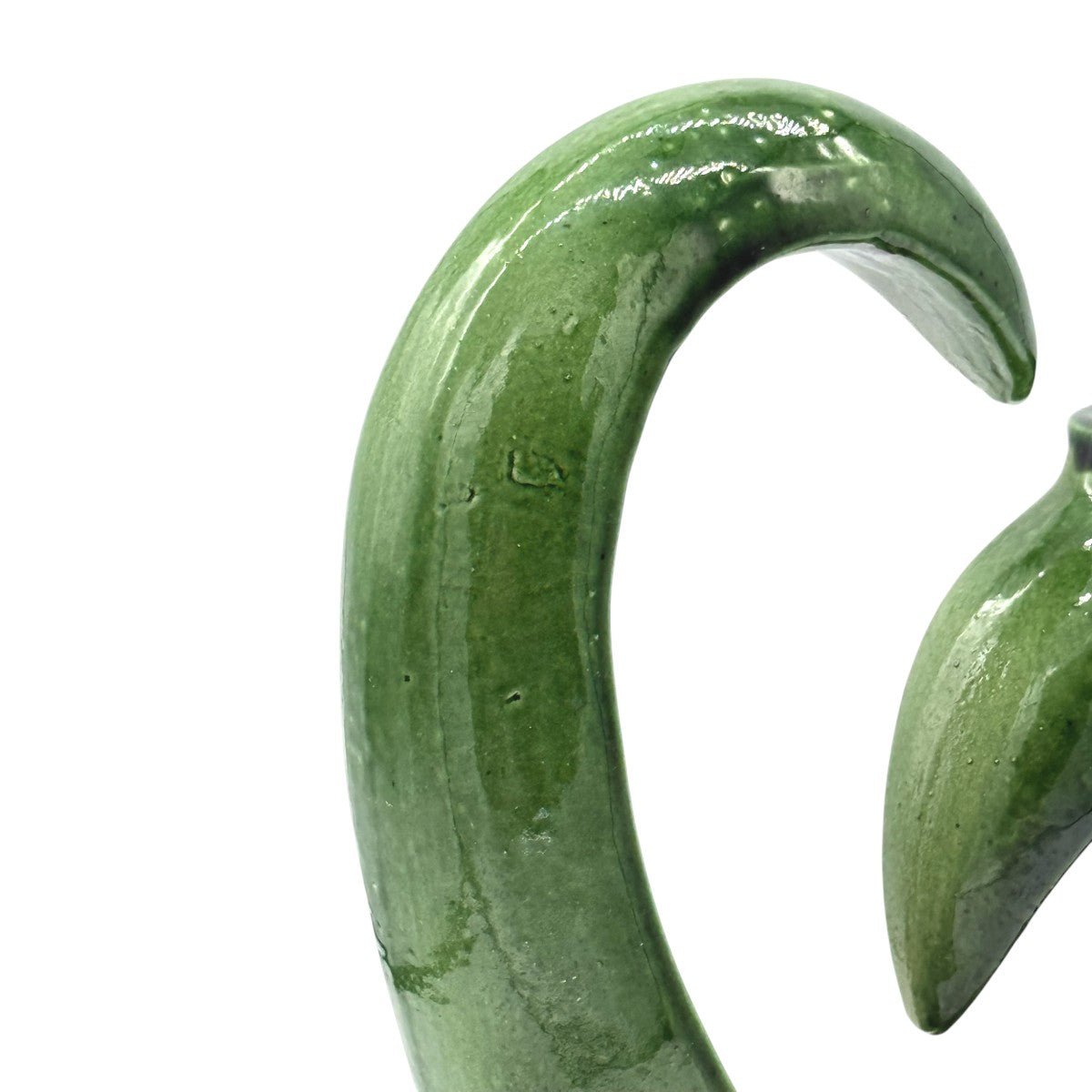 Vista di tre quarti del vaso berbero Eco del Cedro, che ne evidenzia la fattura artigianale.