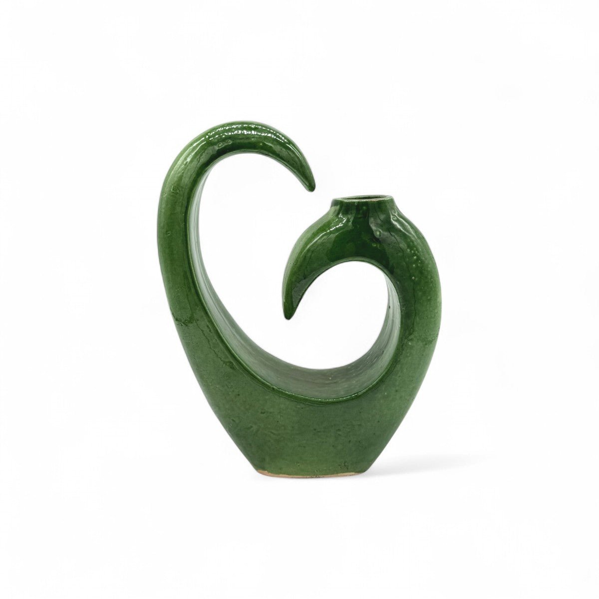 Il vaso berbero Eco del Cedro esposto come unico pezzo focale in un ambiente minimalista.