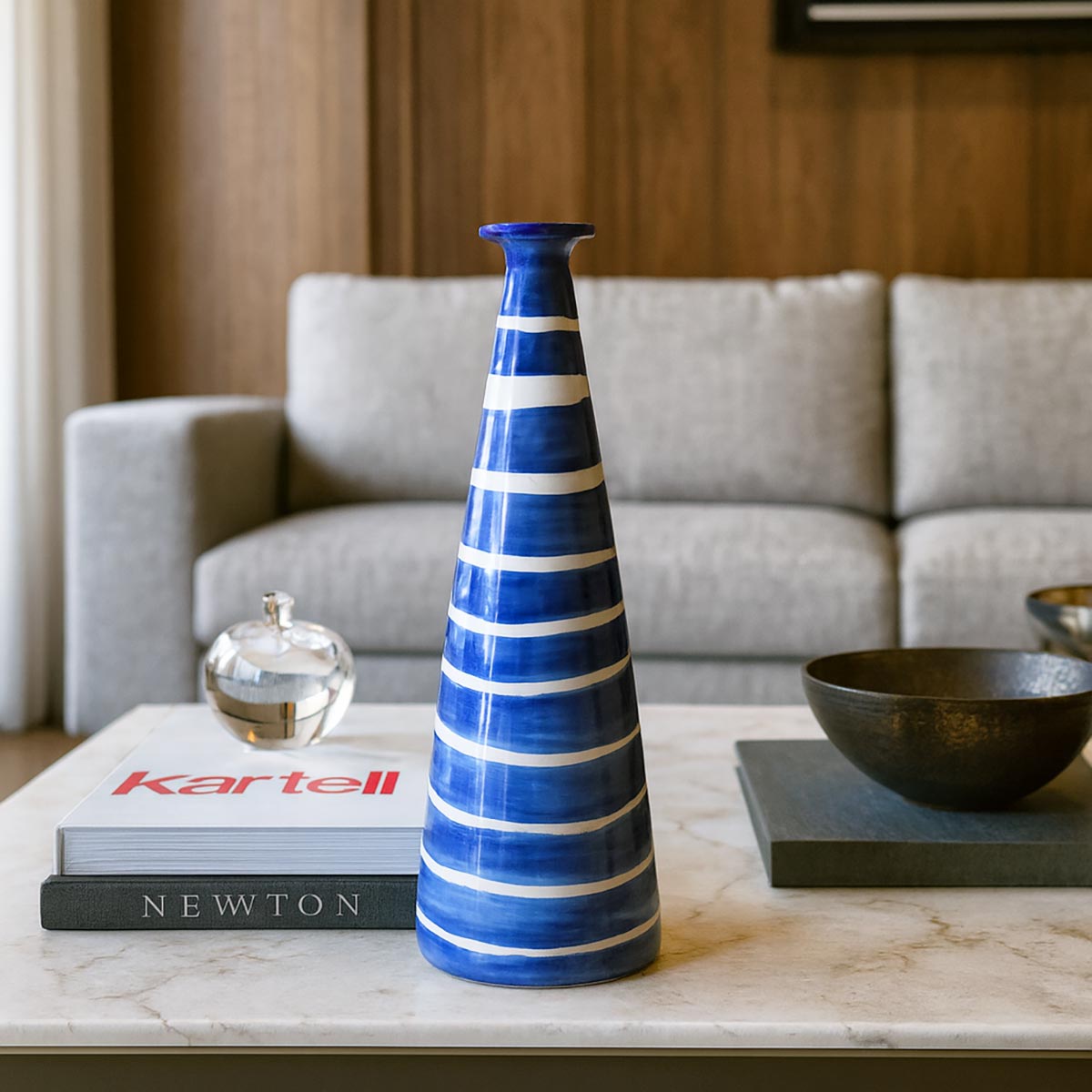 Primo piano dello smalto blu oltremare lucente del vaso ceramica Eco Marina.