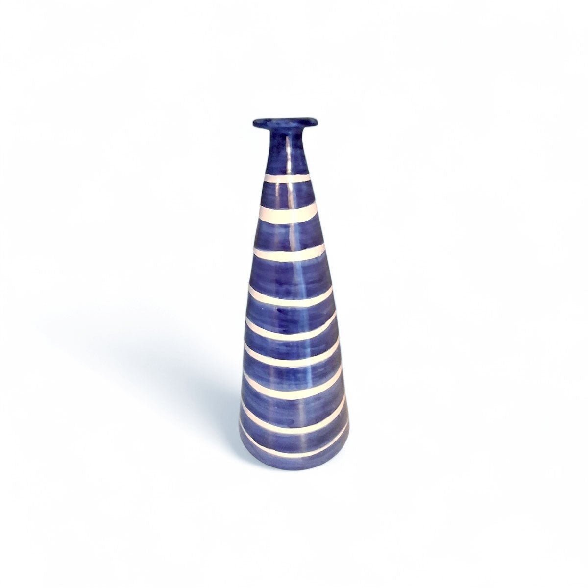 Dettaglio delle bande orizzontali bianco crema, tracciate a mano libera, sul vaso.