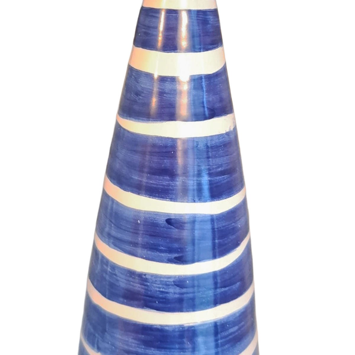 Profilo slanciato del vaso ceramica Eco Marina, che ne mostra la forma conica.