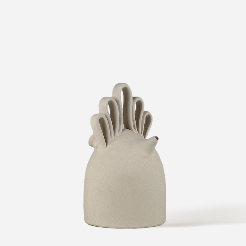 Mano che sfiora delicatamente la curva di un Botijo Flamenco Breeze.