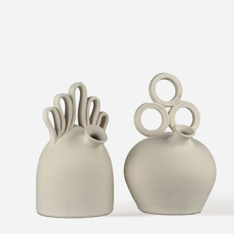 Il Botijo Flamenco Breeze posizionato accanto a un libro d'arte per mostrare le sue proporzioni.