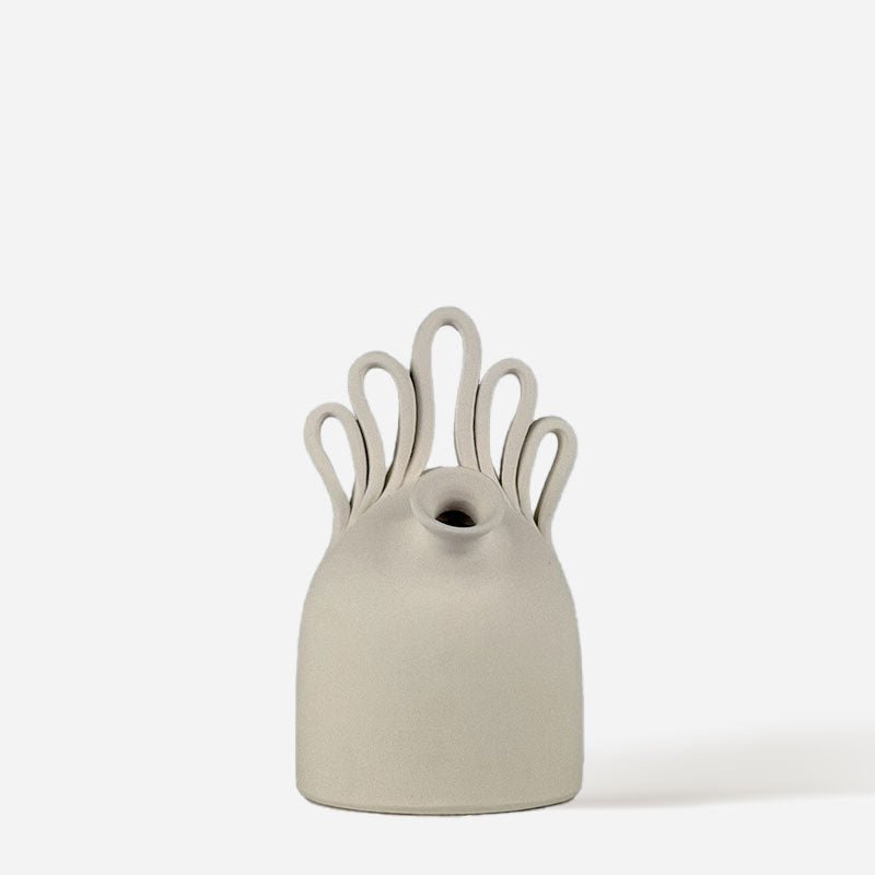 Botijo Flamenco Breeze illuminato da un faretto che ne esalta la forma scultorea e le ombre.