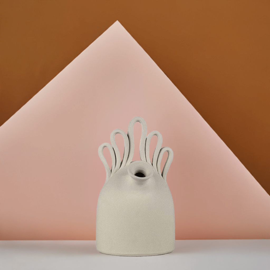 Il Botijo Flamenco Breeze come punto focale su una credenza in un salotto minimalista.