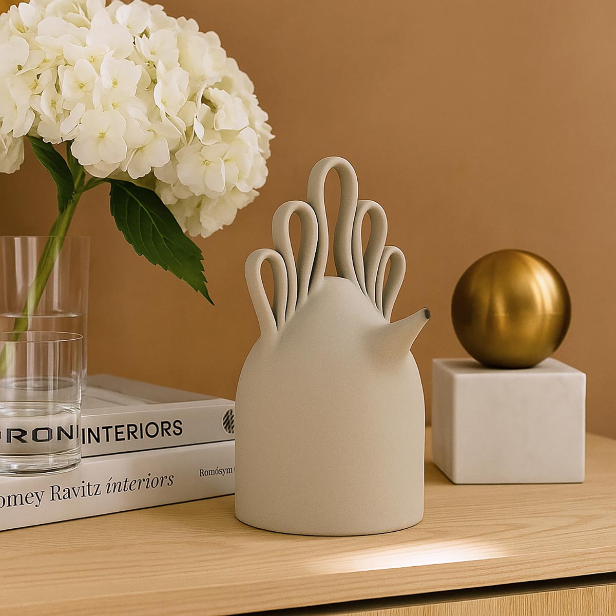 Dettaglio delle linee sinuose e della silhouette dinamica del Botijo Flamenco Breeze.