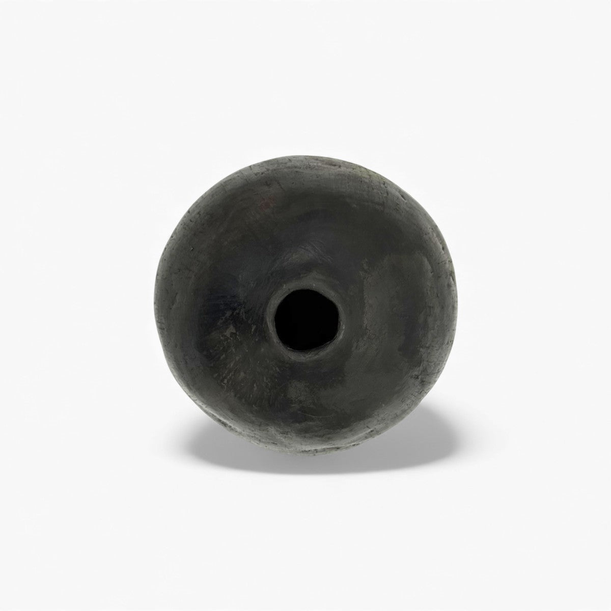 Particolare del collo stretto ed elegante del vaso goccia in terracotta