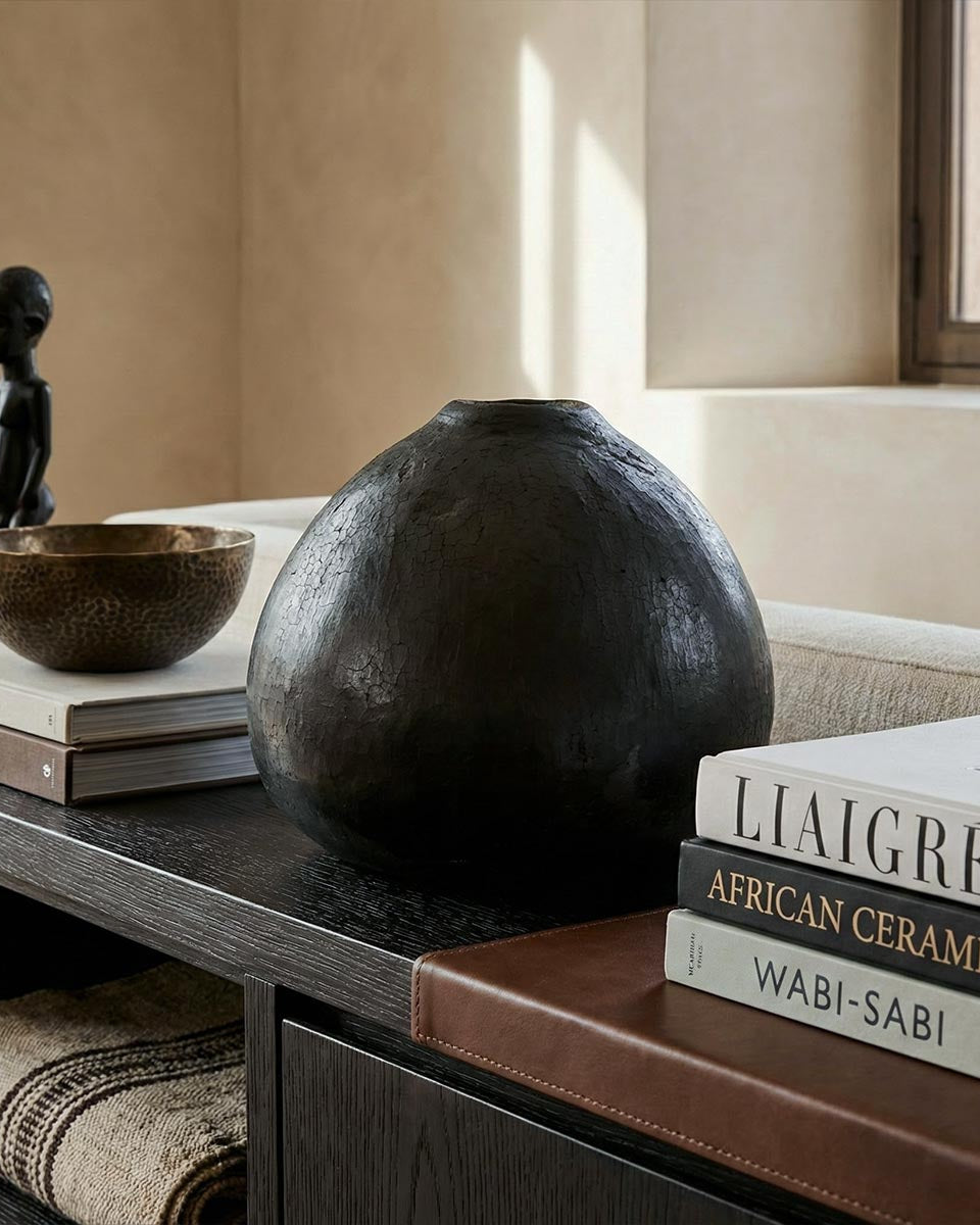 Vaso goccia nero lucido ambientato in un salotto minimalista di design