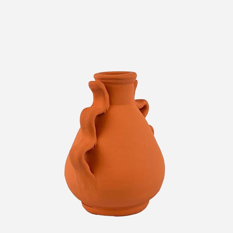 Il vaso Ondas su un tavolo di legno grezzo, in un contesto di arredo naturale e wabi-sabi.