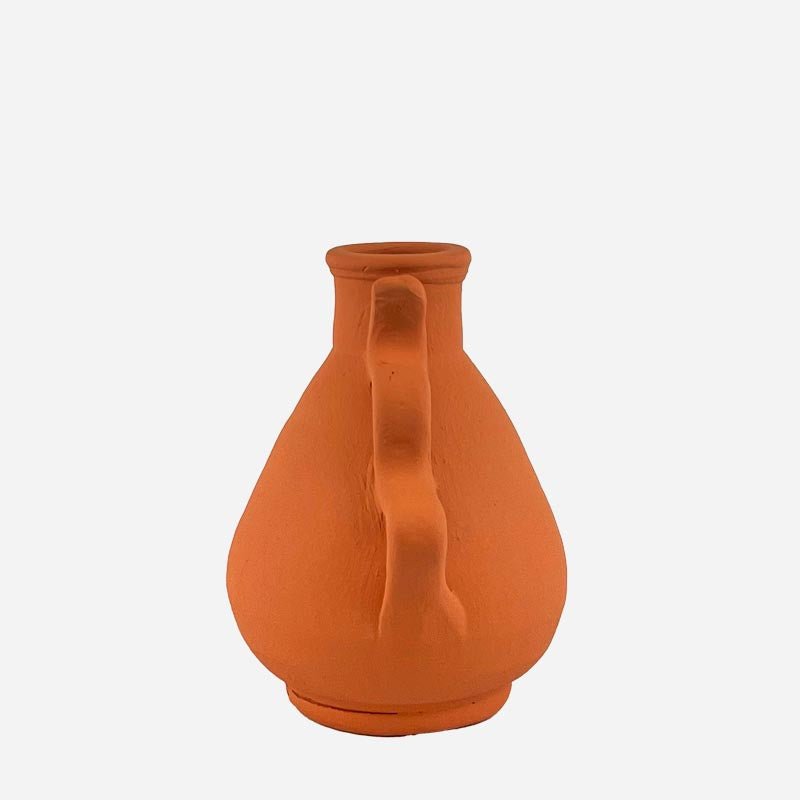 Il vaso Ondas esposto da solo, che mostra il gioco di luci e ombre sulla sua superficie.