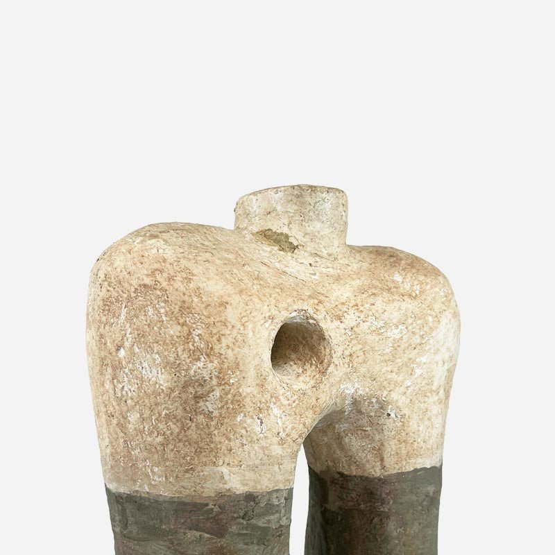 Il Vaso Dromedario Moderno posizionato su un terrazzo o in un giardino come scultura decorativa.