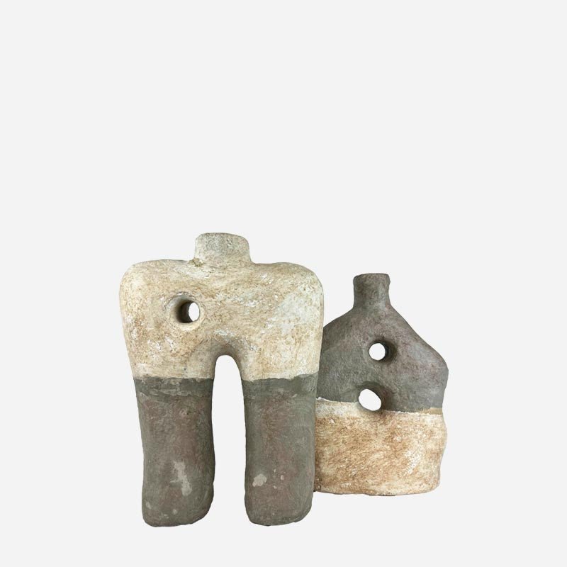 Mano che tocca la superficie del Vaso Dromedario Moderno, evidenziandone il materiale leggero.