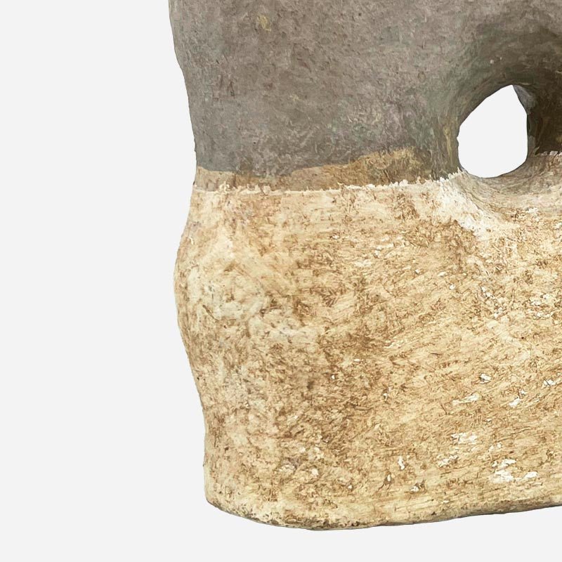 La forma scultorea e organica del Vaso Dualità Marocchina esposto da solo.