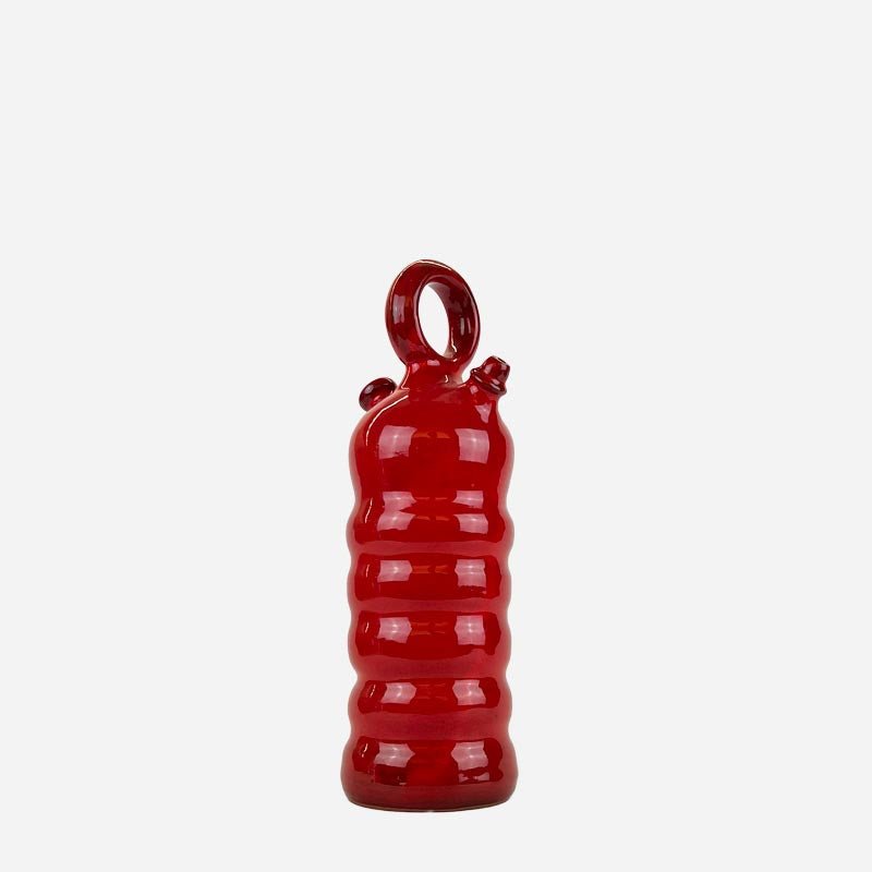 Il Botijo Rojo esposto da solo su un piedistallo come una scultura decorativa.