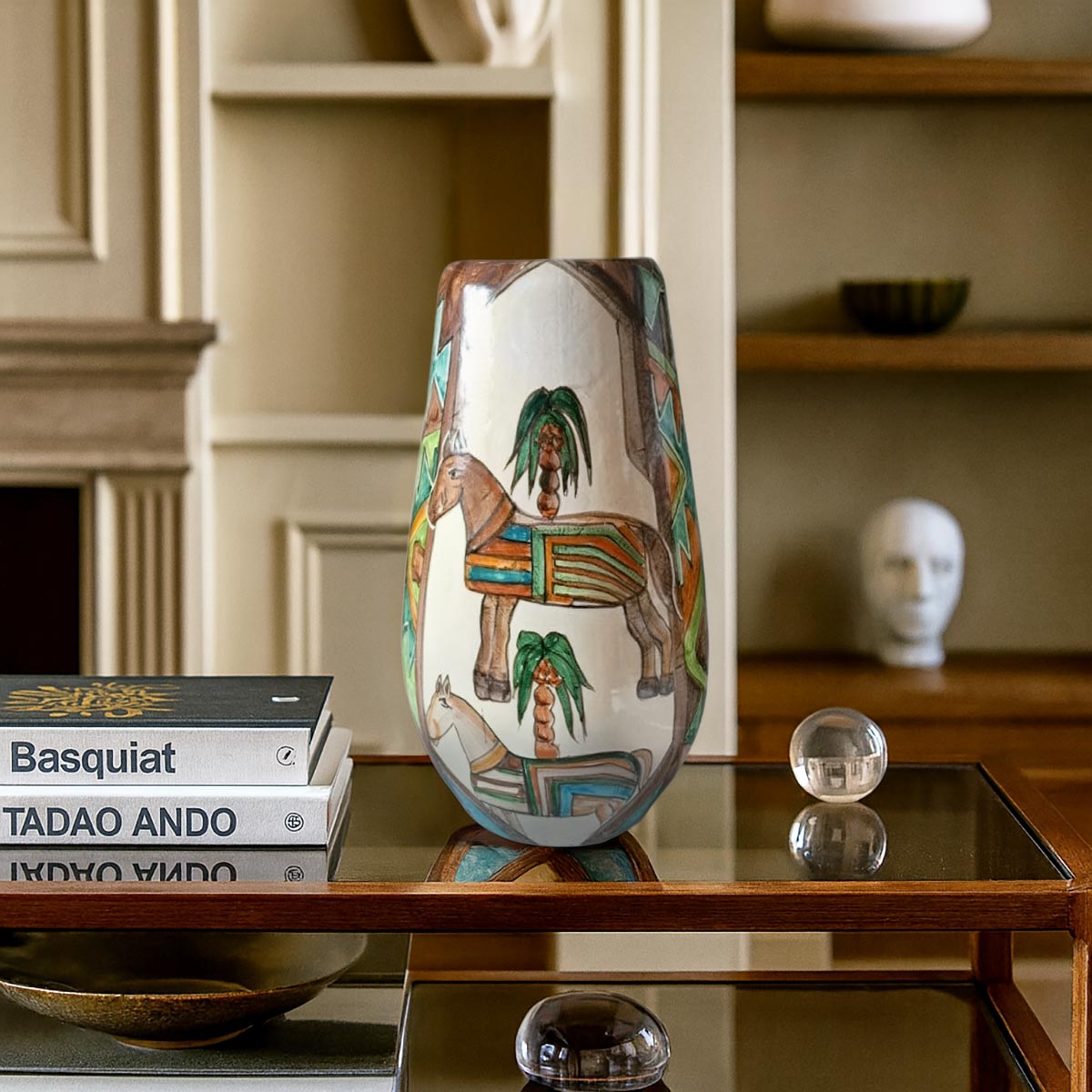 Primo piano del lato con intricata geometria in stile Kilim del vaso ceramica etnico.