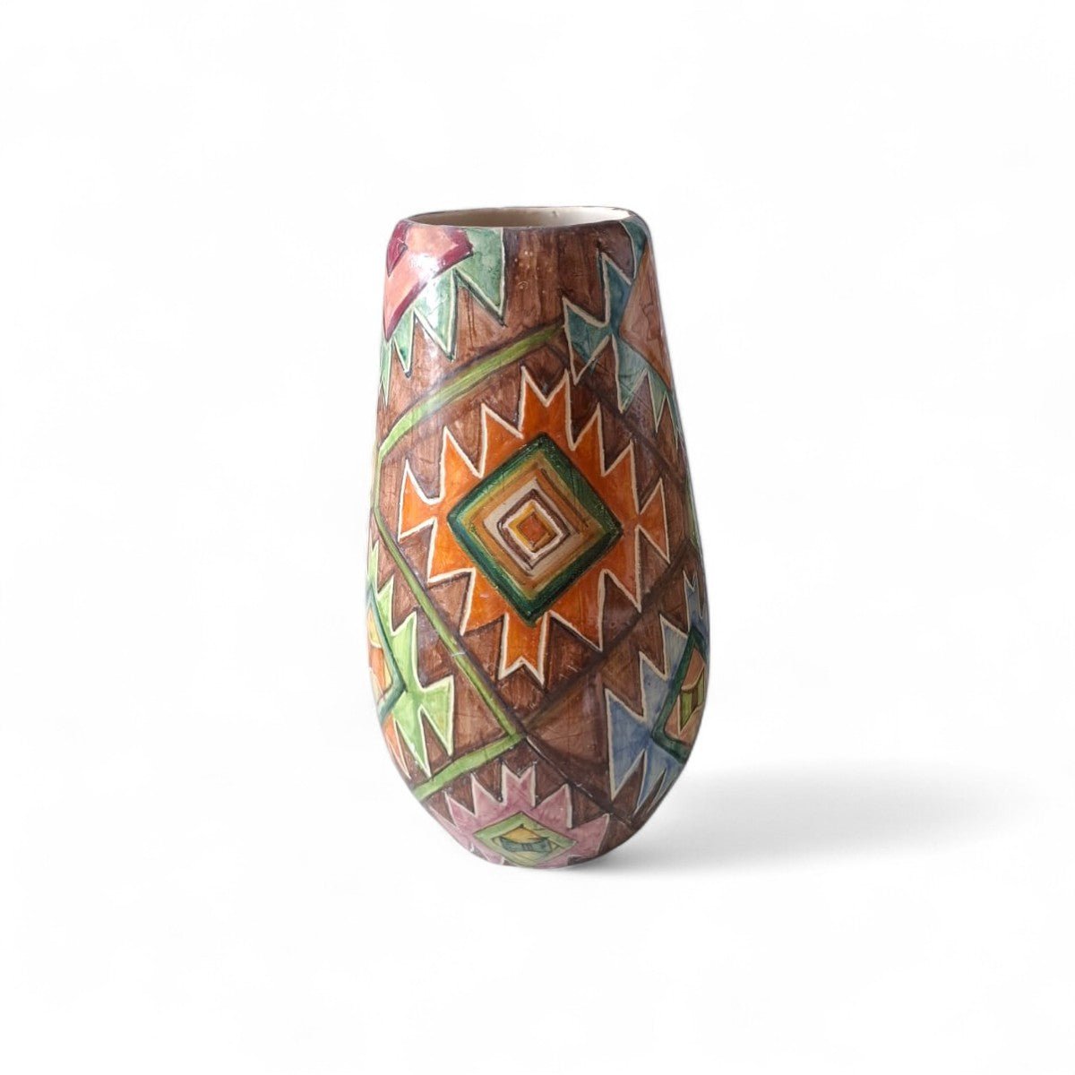 Profilo del vaso ceramica etnico che ne mostra l'elegante forma a tulipano.