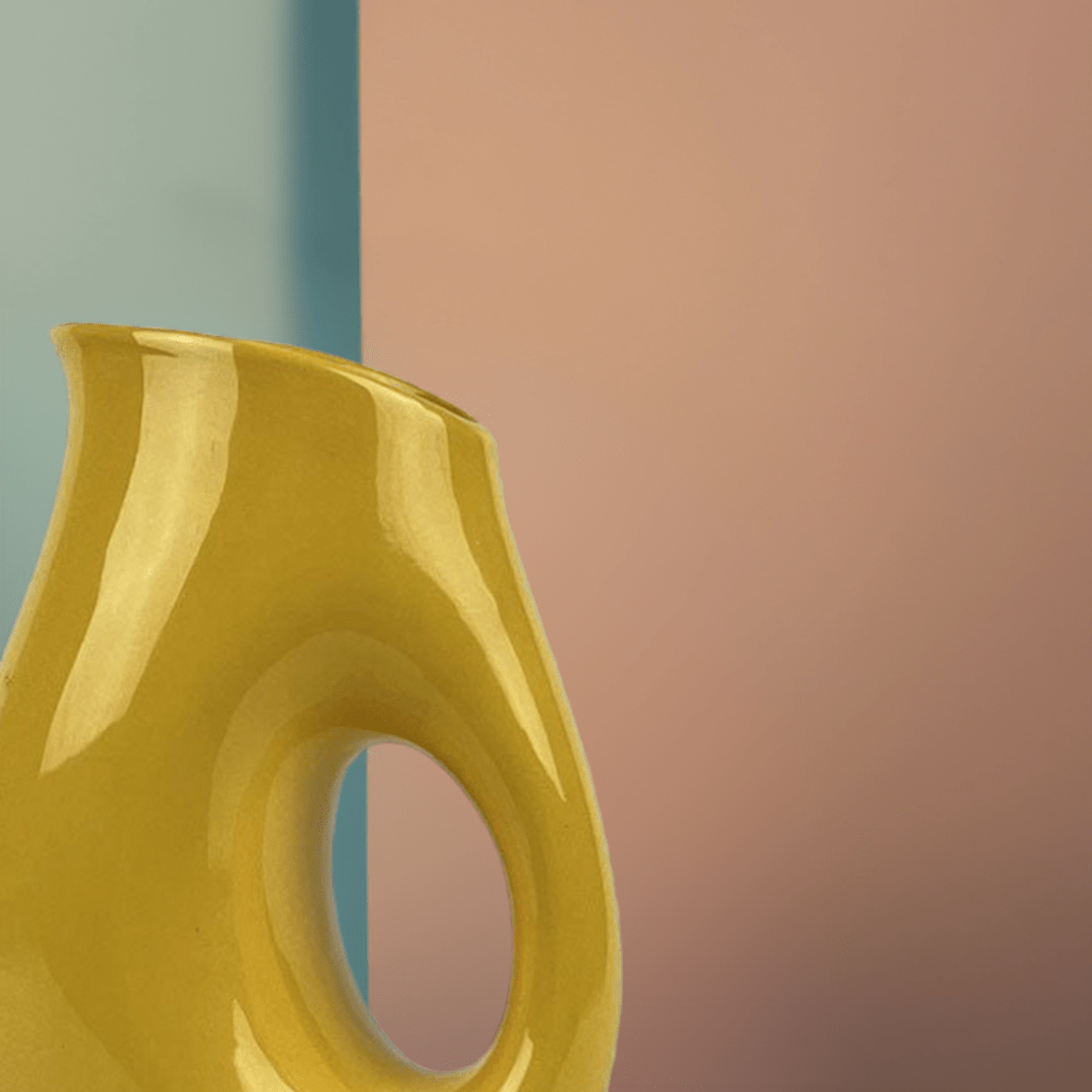 Vaso Lemon Drop su una scrivania bianca, aggiungendo un tocco di allegria all'ufficio.