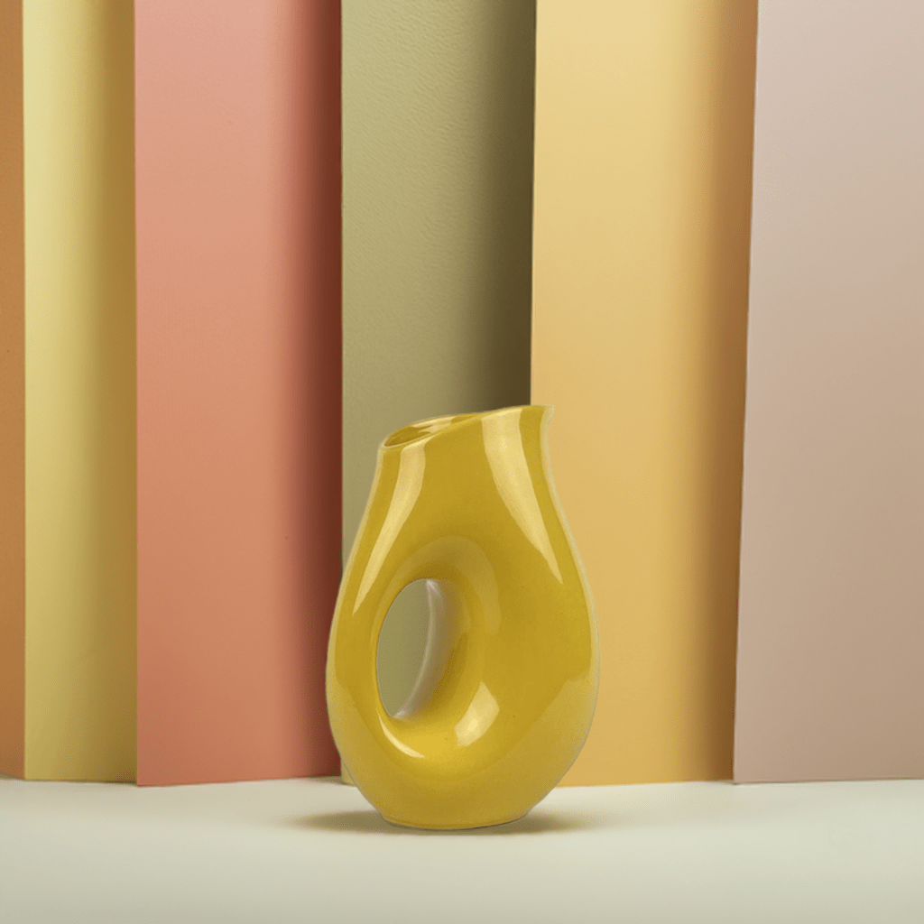 Il Vaso Lemon Drop come centrotavola colorato su un tavolo da cucina in legno.