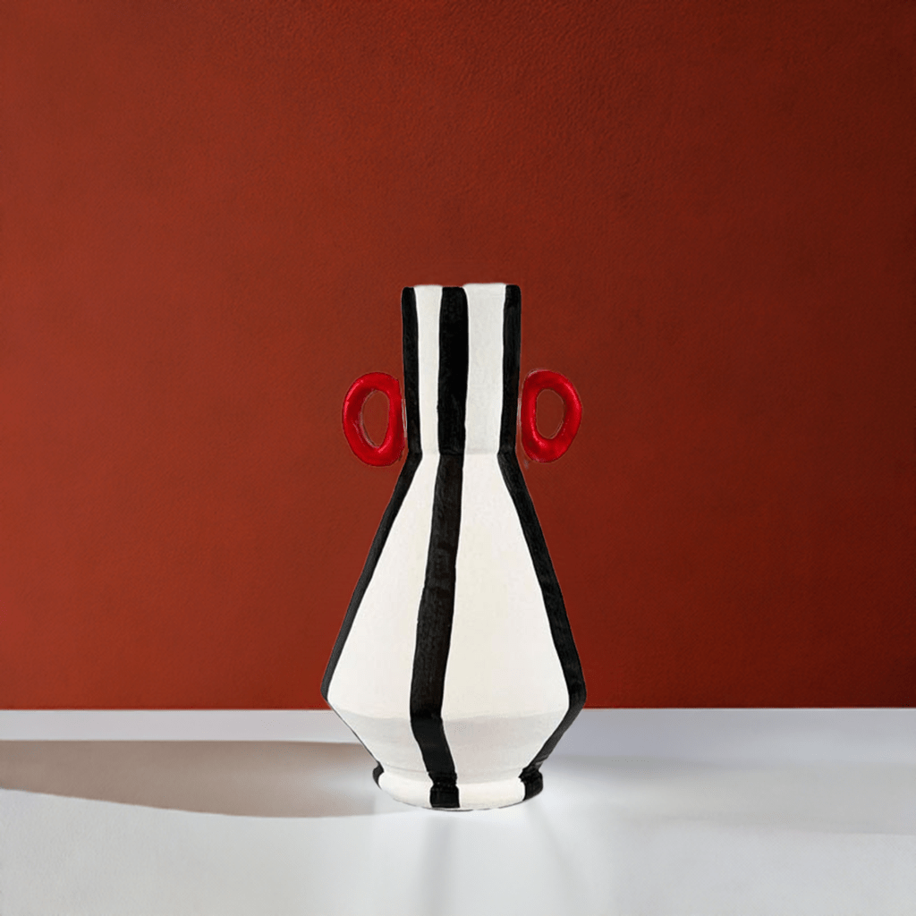 Il Vaso Linhas e Orelhas come centrotavola di design su un tavolo moderno.