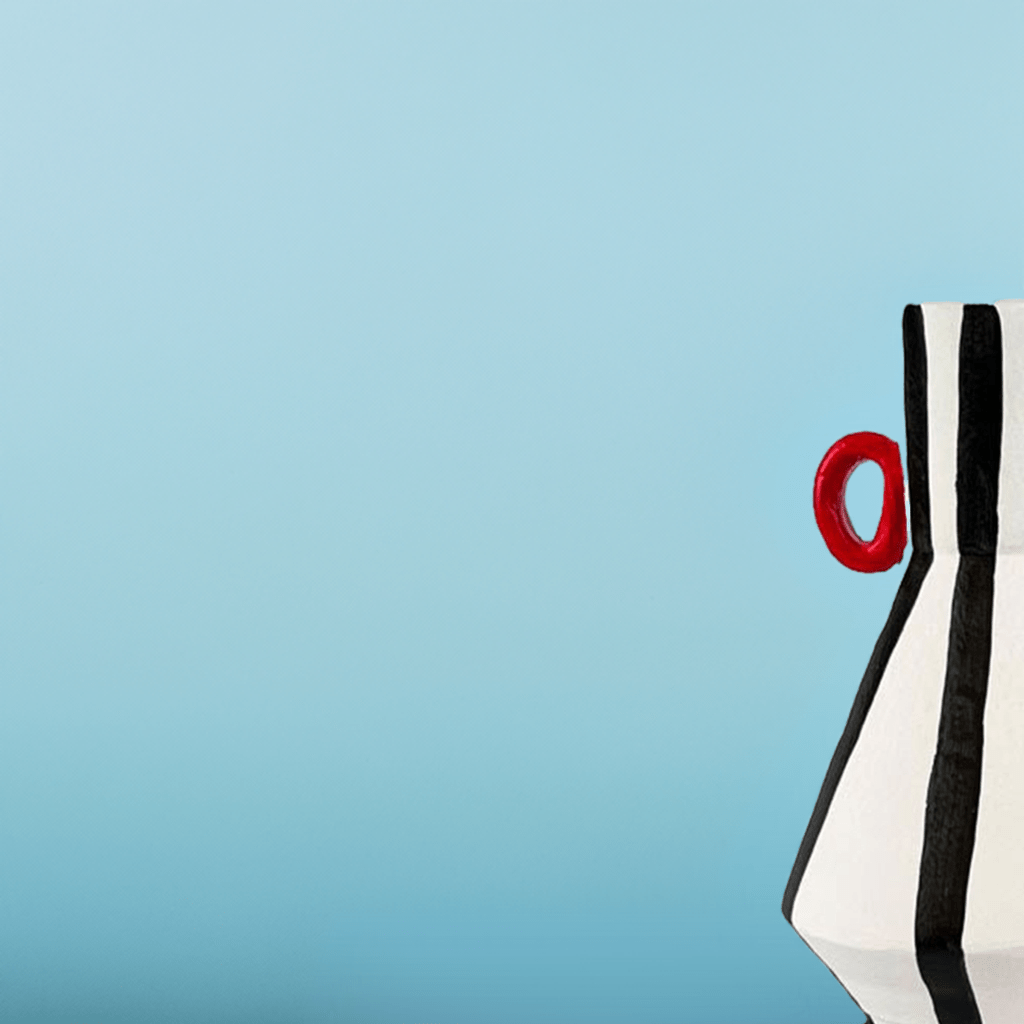 Dettaglio della decorazione a righe bianche e nere dipinta a mano sul Vaso Linhas e Orelhas.