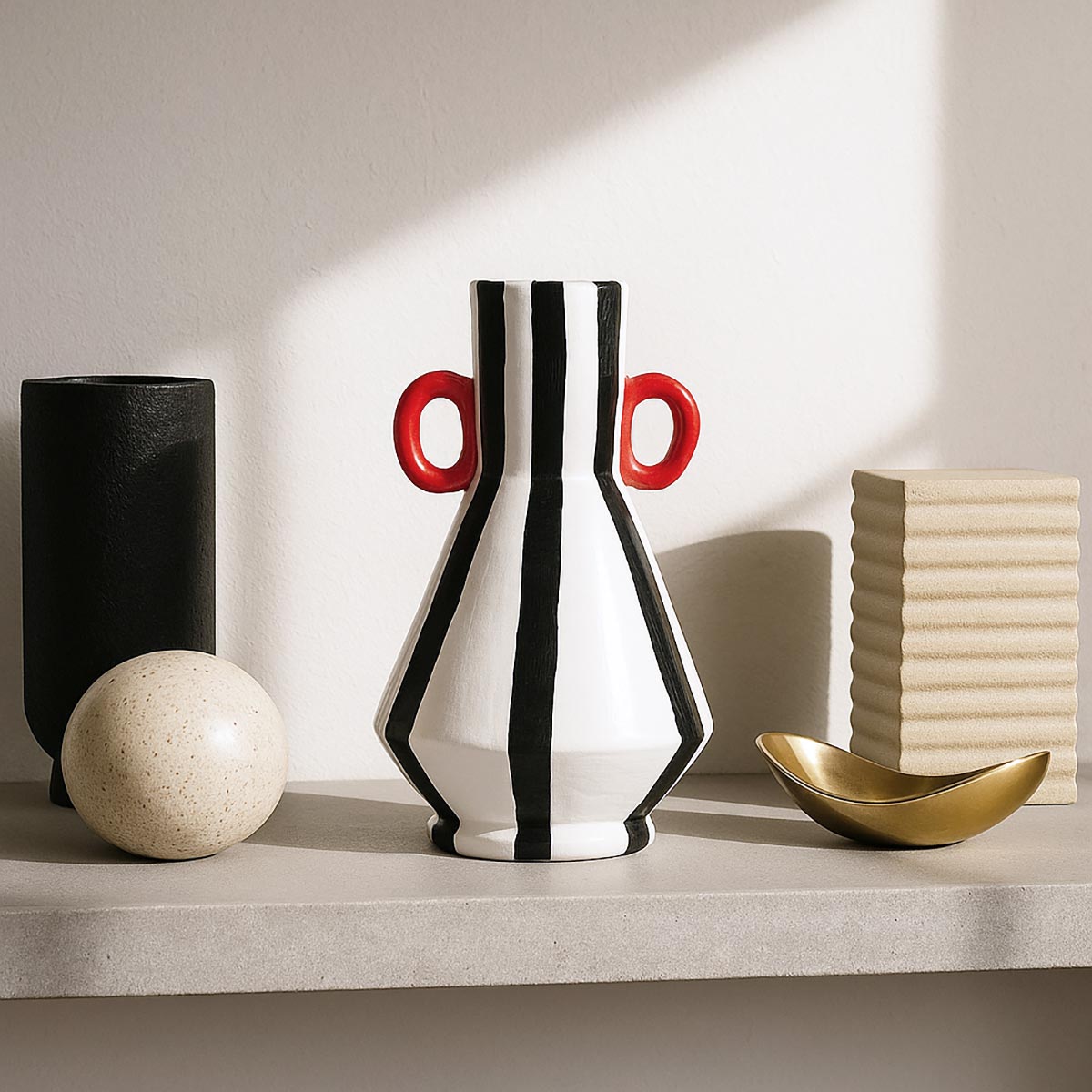 Primo piano dei manici a forma di orecchio di colore rosso vibrante del Vaso Linhas e Orelhas.