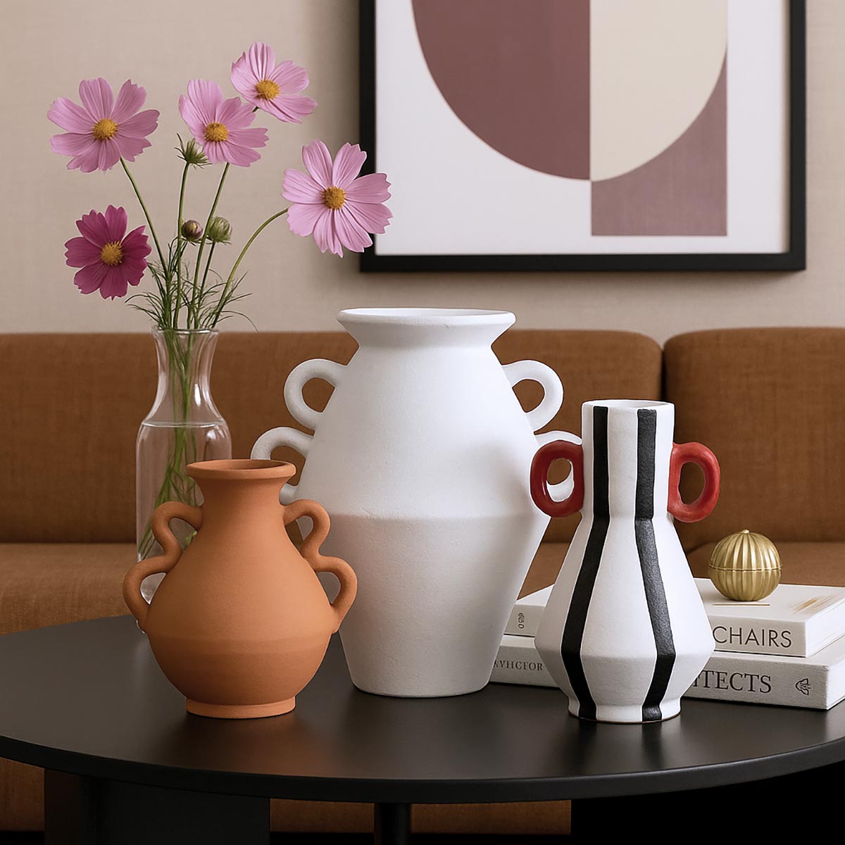 Il Vaso Linhas e Orelhas con una semplice composizione di fiori secchi.