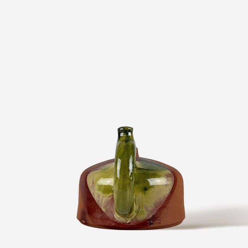 Il Botijo Luna Verde come oggetto di design su un tavolo in legno accanto a una pianta grassa