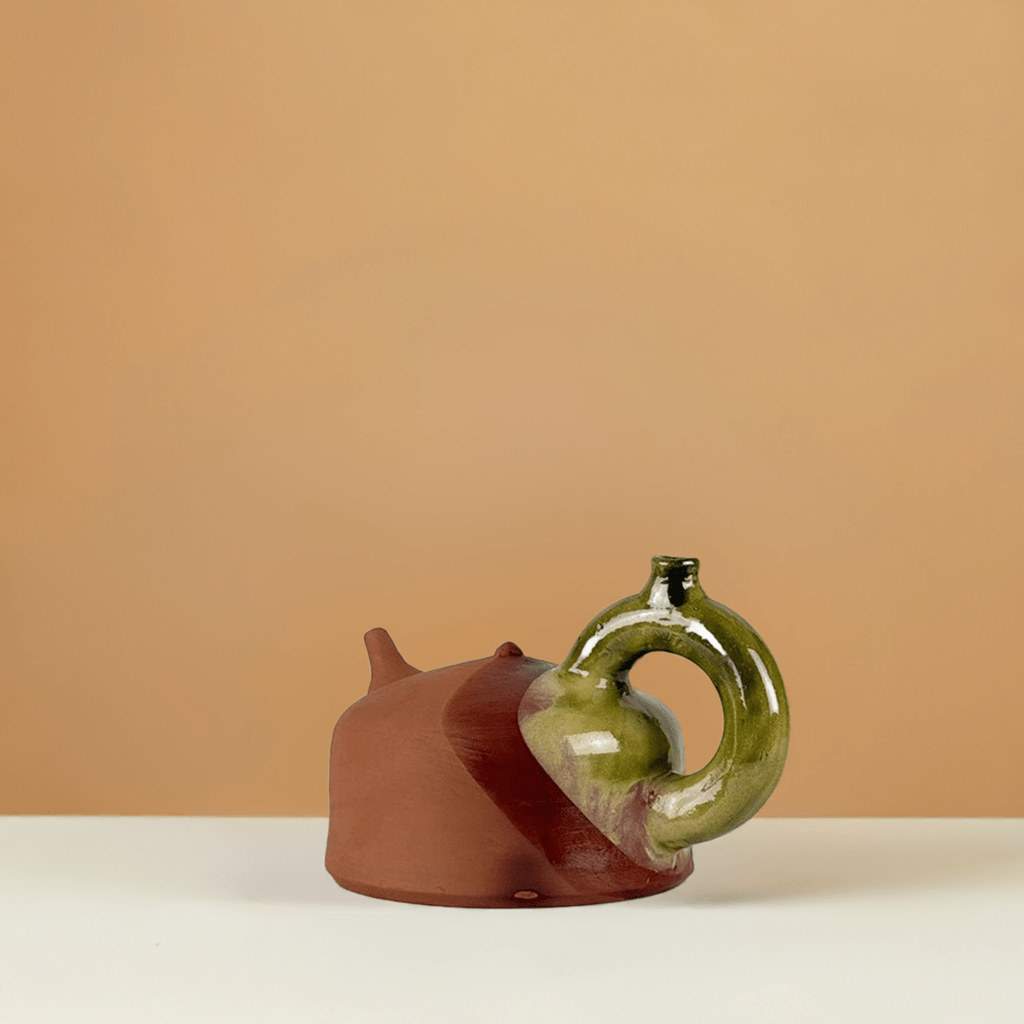 Contrasto tra la ceramica smaltata verde e la terracotta del Botijo Luna Verde